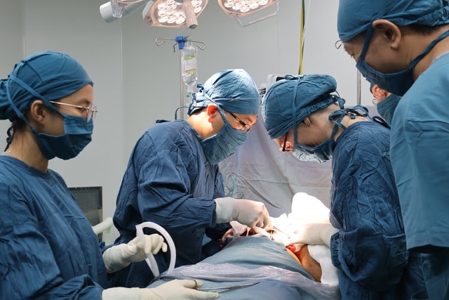 Bệnh viện tuyến tỉnh phối hợp chuyên gia nước ngoài phẫu thuật thành công bướu vú 4,5 kg- Ảnh 1.