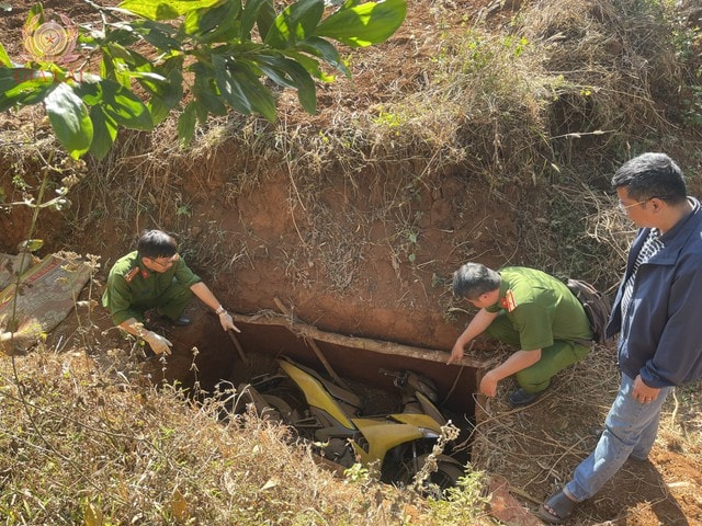 Công an tỉnh Gia Lai phát động toàn dân cung cấp thông tin liên quan đến vụ cướp ngân hàng- Ảnh 2. Công an tỉnh Gia Lai phát động toàn dân cung cấp thông tin liên quan đến vụ cướp ngân hàng- Ảnh 2.