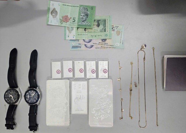 Đánh bạc thua hết tiền, hai đối tượng người nước ngoài đột nhập nhà dân trộm cắp tài sản trị giá 300 triệu- Ảnh 2. Đánh bạc thua hết tiền, hai đối tượng người nước ngoài đột nhập nhà dân trộm cắp tài sản trị giá 300 triệu- Ảnh 2.