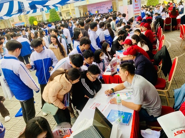 Học sinh lớp 12 loay hoay chọn ngành hay chọn trường?- Ảnh 1.