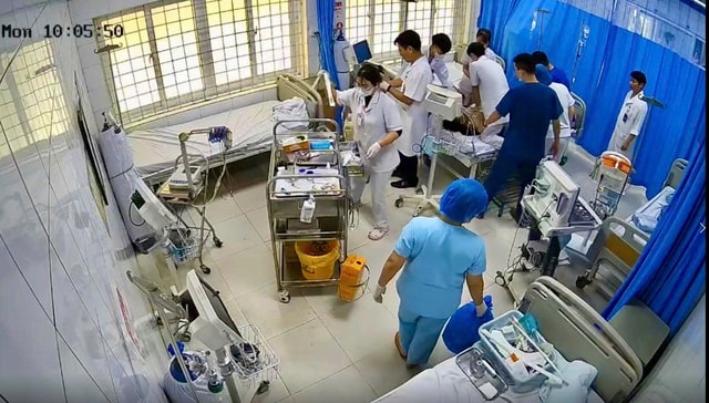 Căng thẳng 50 phút ép tim cứu sống nam sinh viên 22 tuổi ngã gục trên giảng đường- Ảnh 1.