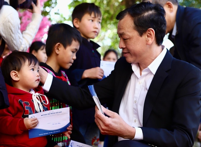 Thứ trưởng Bộ Y tế về xã biên giới Pà Vầy Sủ, lắng nghe thực tiễn y tế cơ sở- Ảnh 9.