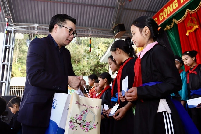 Thứ trưởng Bộ Y tế về xã biên giới Pà Vầy Sủ, lắng nghe thực tiễn y tế cơ sở- Ảnh 13.