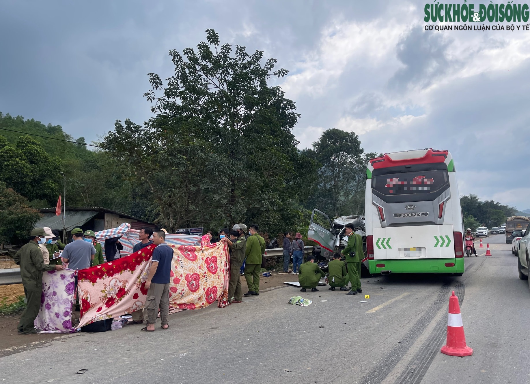 Hiện trường vụ tai nạn nghiêm trọng khiến 5 người thương vong- Ảnh 2.