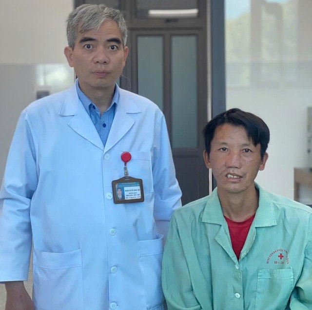 Bị gấu tấn công khi đi rừng, người đàn ông nguy kịch với khuôn mặt biến dạng- Ảnh 1.