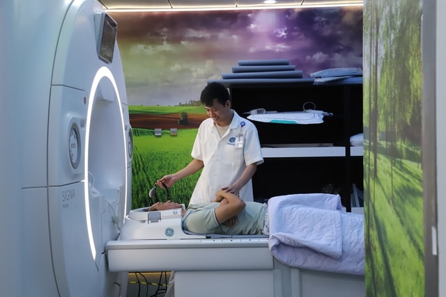 Bệnh viện Đa khoa Quốc tế Nam Sài Gòn vận hành 'siêu máy' MRI hiện đại- Ảnh 1.