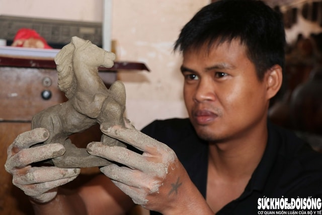 Độc đáo những linh vật ngựa đất nung chuẩn bị đón Tết Bính Ngọ 2026- Ảnh 1.