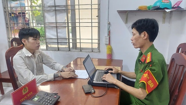 Cháu chế tạo bom xăng đốt nhà ông ngoại vì bị la mắng- Ảnh 1. Cháu chế tạo bom xăng đốt nhà ông ngoại vì bị la mắng- Ảnh 1.