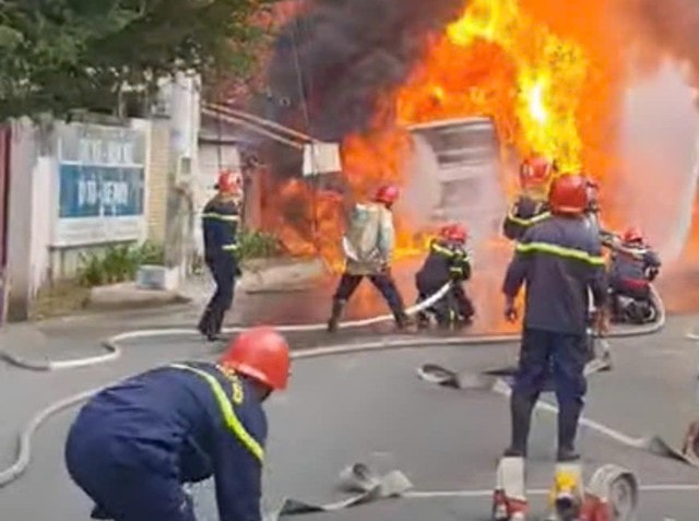 Cháy xe bồn chở xăng, lửa lan sang nhà xưởng ở TPHCM- Ảnh 1.