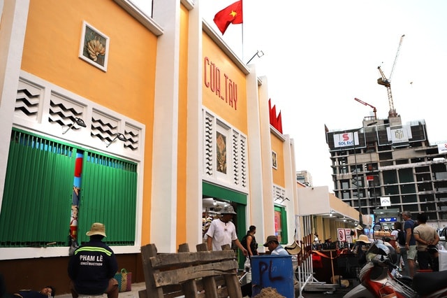 Chợ Bến Thành ‘thay áo mới’ đón Tết- Ảnh 2.