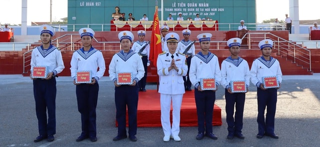 Vùng 4 Hải quân tiễn hơn 2.000 chiến sĩ hoàn thành nghĩa vụ quân sự- Ảnh 2.