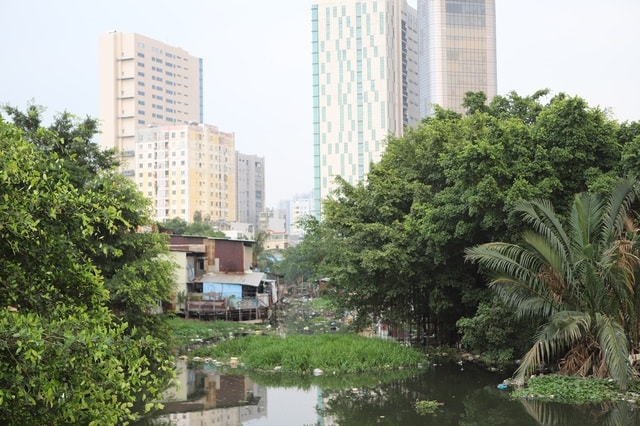 Người dân tháo dỡ nhà, bàn giao mặt bằng cho dự án cải tạo kênh ô nhiễm bậc nhất TPHCM- Ảnh 10.