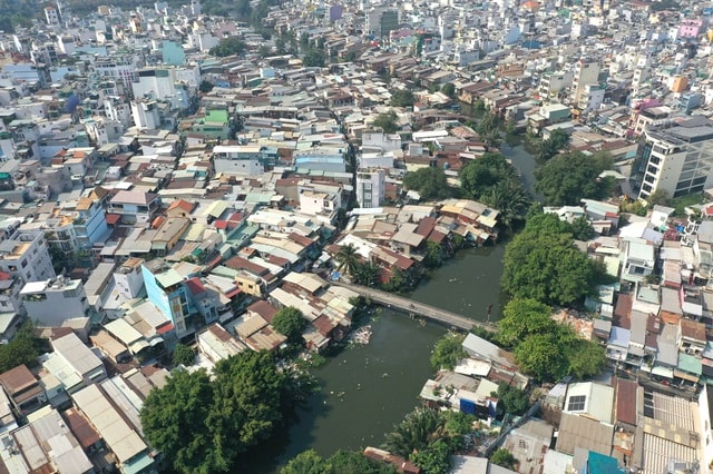 Người dân tháo dỡ nhà, bàn giao mặt bằng cho dự án cải tạo kênh ô nhiễm bậc nhất TPHCM- Ảnh 2.