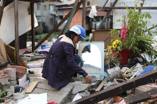 Người dân tháo dỡ nhà, bàn giao mặt bằng cho dự án cải tạo kênh ô nhiễm bậc nhất TPHCM- Ảnh 4.
