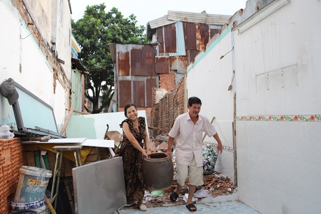 Người dân tháo dỡ nhà, bàn giao mặt bằng cho dự án cải tạo kênh ô nhiễm bậc nhất TPHCM- Ảnh 7.