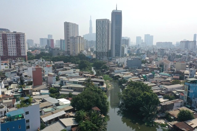 Người dân tháo dỡ nhà, bàn giao mặt bằng cho dự án cải tạo kênh ô nhiễm bậc nhất TPHCM- Ảnh 9.