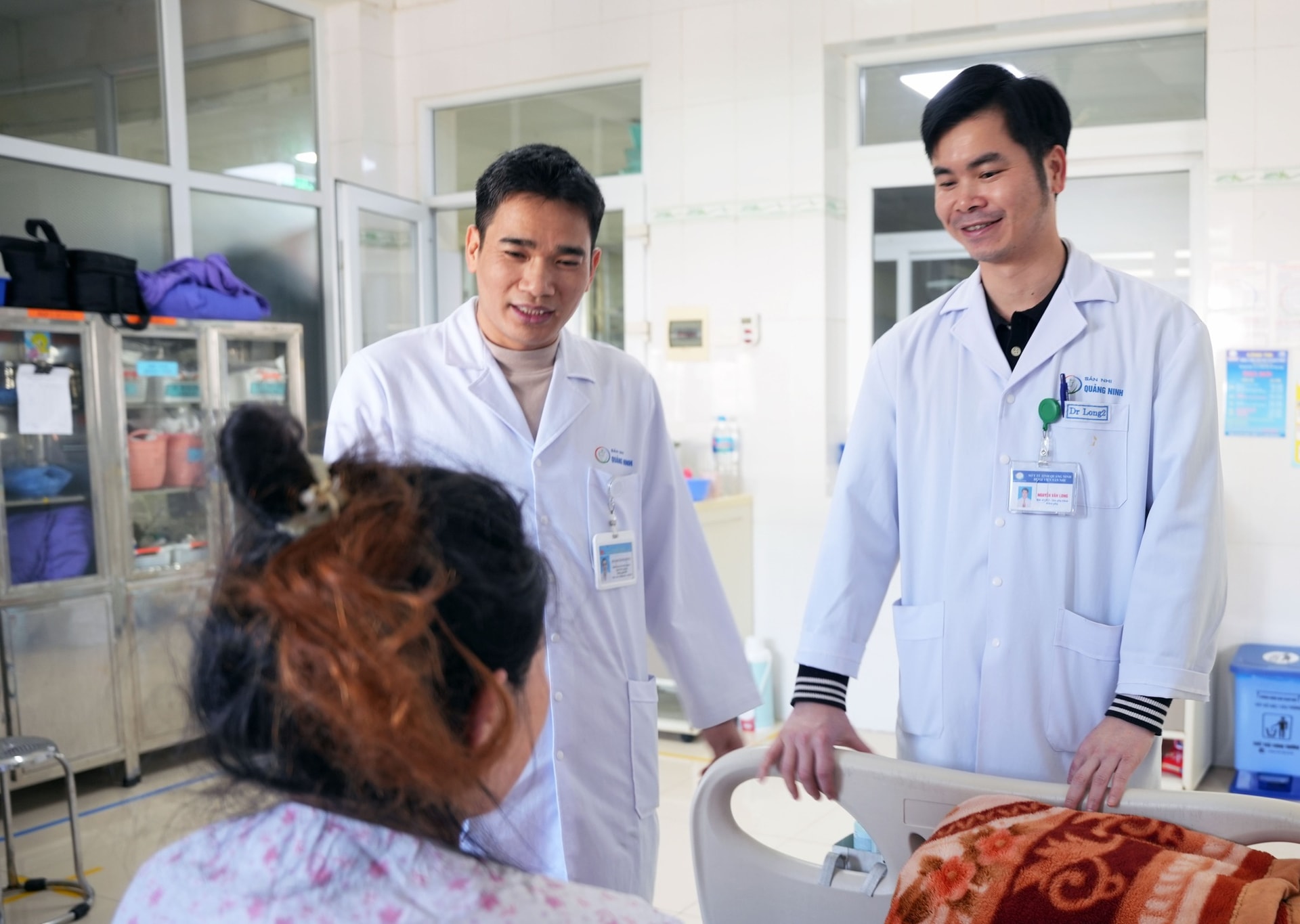 Kíp bác sĩ xuyên đêm lên đường cứu sống sản phụ nguy kịch ở vùng biên- Ảnh 2. Kíp bác sĩ xuyên đêm lên đường cứu sống sản phụ nguy kịch ở vùng biên- Ảnh 2.