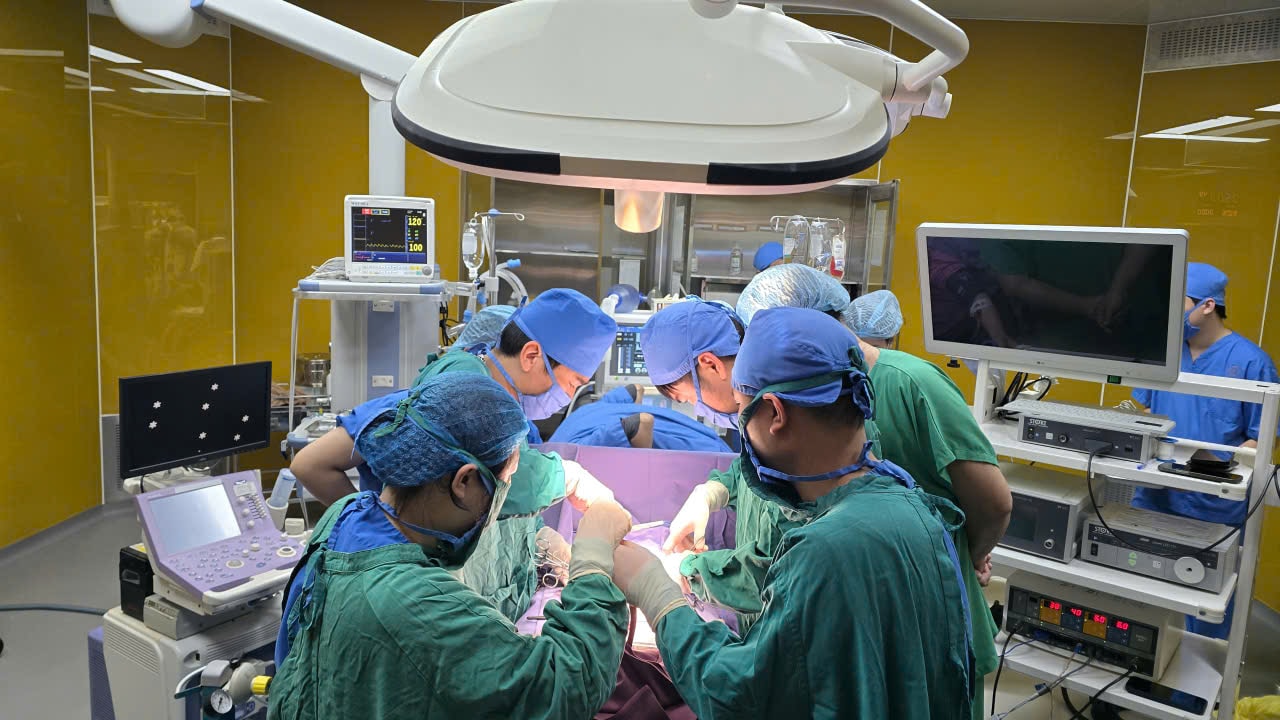 Kíp bác sĩ xuyên đêm lên đường cứu sống sản phụ nguy kịch ở vùng biên- Ảnh 1. Kíp bác sĩ xuyên đêm lên đường cứu sống sản phụ nguy kịch ở vùng biên- Ảnh 1.