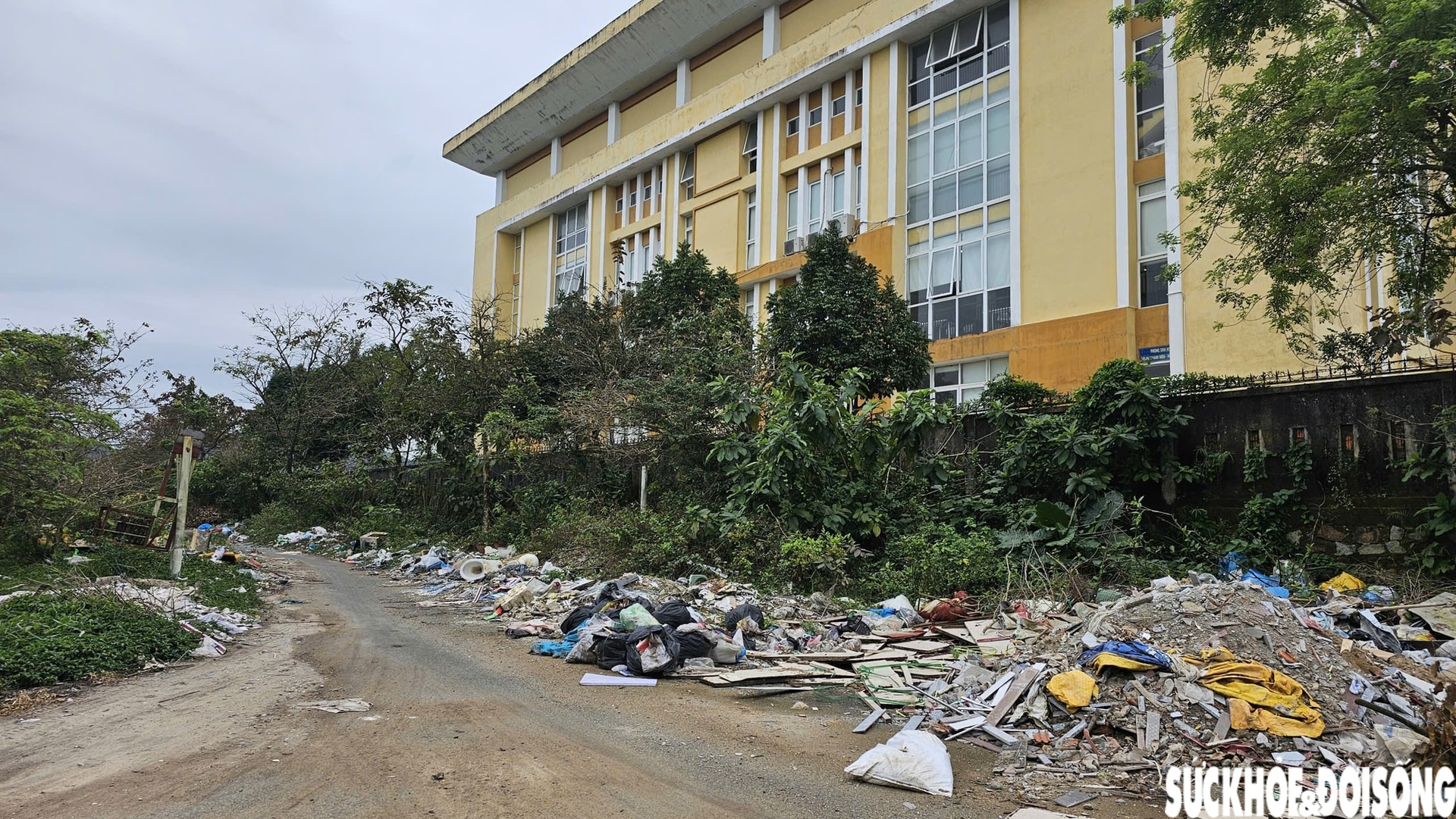 Bao giờ chấm dứt cảnh rác thải bủa vây khu quy hoạch ở Huế?- Ảnh 1.