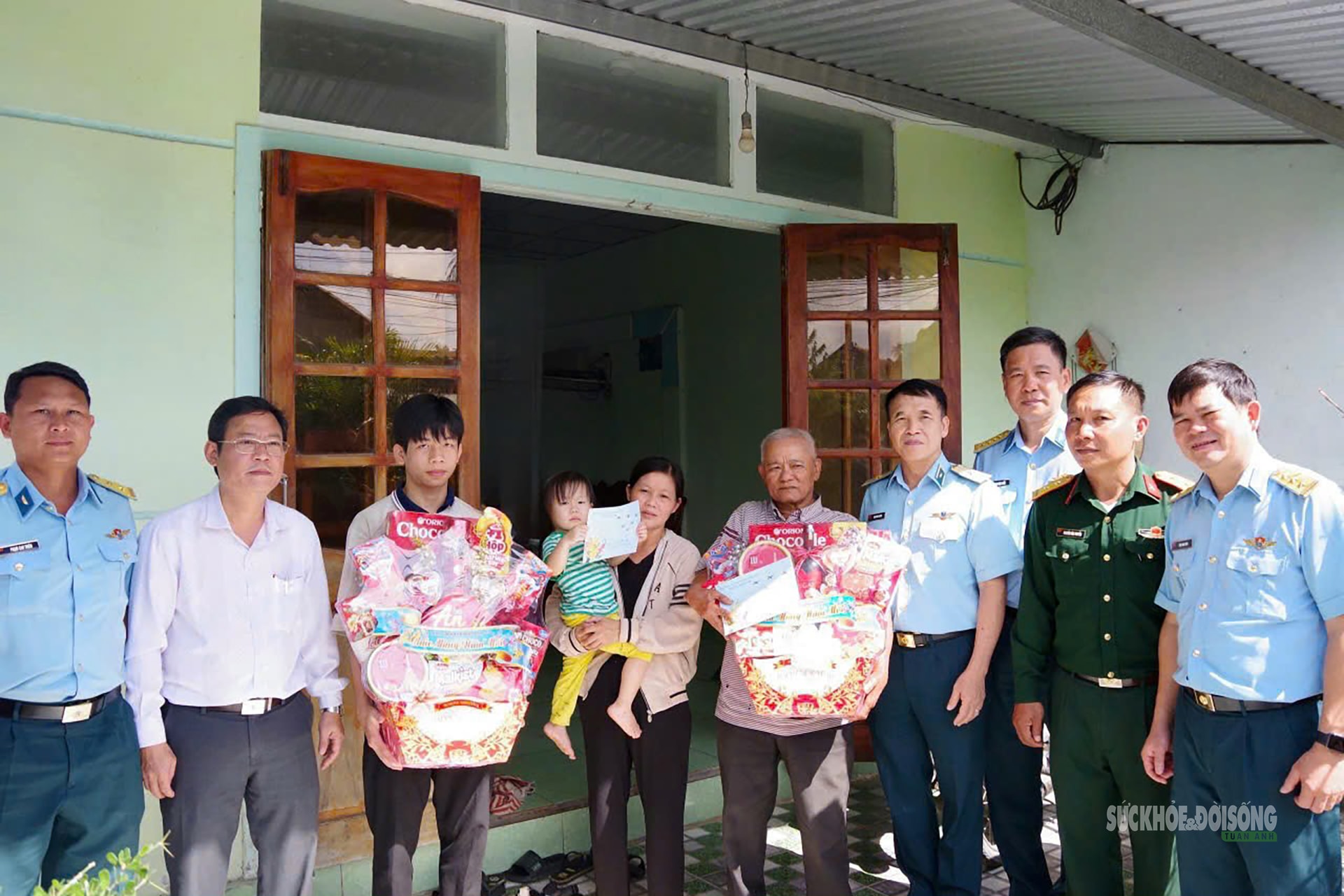 Khen thưởng học sinh lớp 11 vì hành động cứu nạn- Ảnh 2. Khen thưởng học sinh lớp 11 vì hành động cứu nạn- Ảnh 2.