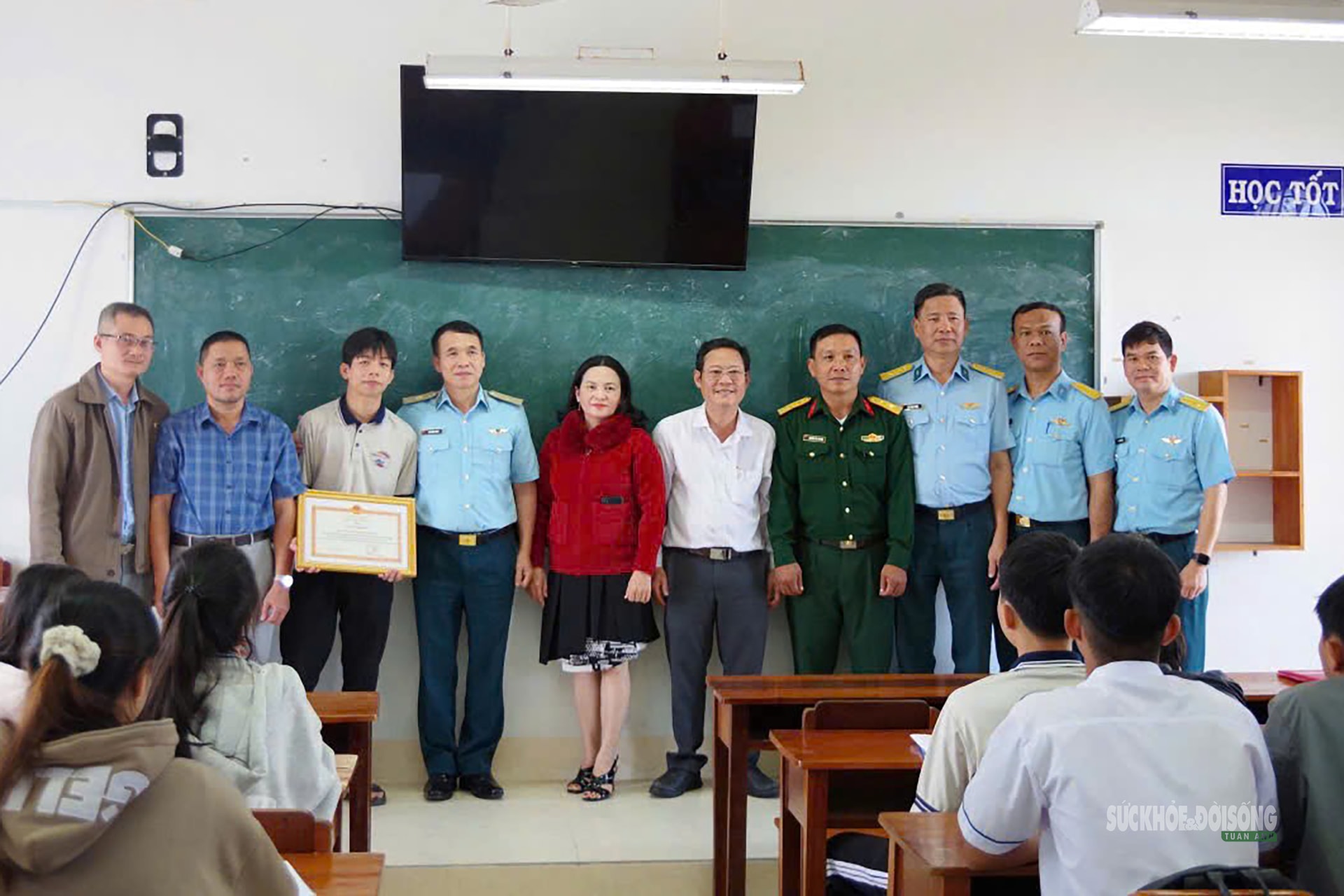 Khen thưởng học sinh lớp 11 vì hành động cứu nạn- Ảnh 1. Khen thưởng học sinh lớp 11 vì hành động cứu nạn- Ảnh 1.