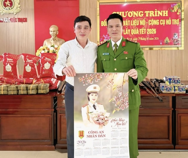 Giao nộp vũ khí được nhận bánh chưng, quà Tết- Ảnh 2.