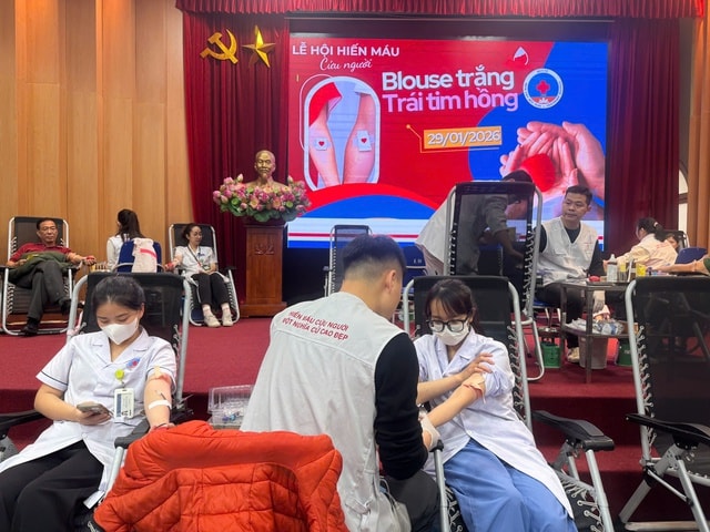 Hơn 160 đơn vị máu từ nhân viên y tế Bệnh viện Hữu Nghị tiếp sức người bệnh dịp cận Tết- Ảnh 2.