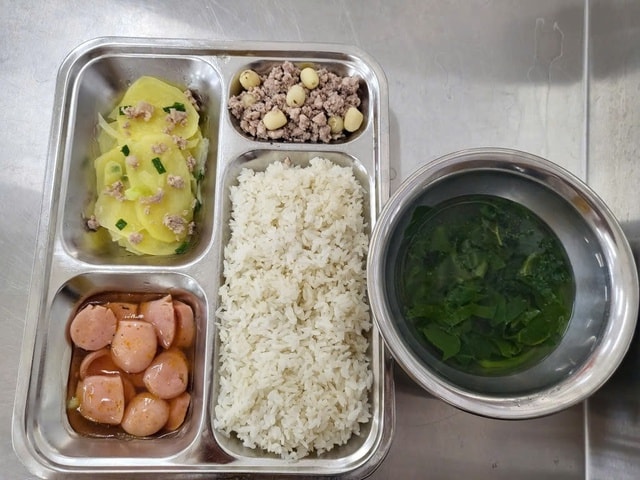 Sở GD&ĐT TPHCM yêu cầu dừng suất ăn của Sago Food, UBND xã khẳng định xử lý nghiêm- Ảnh 1.