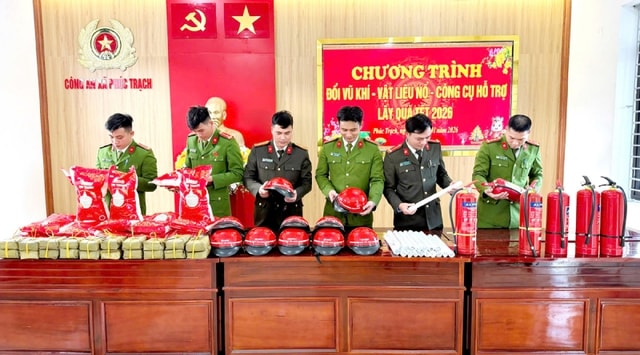 Giao nộp vũ khí được nhận bánh chưng, quà Tết- Ảnh 1.