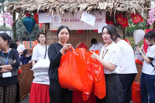 Người bệnh ở Bệnh viện K được 'tiếp sức' hơn 3.000 phần quà tại 'Hội chợ 0 đồng' - Ảnh 6.