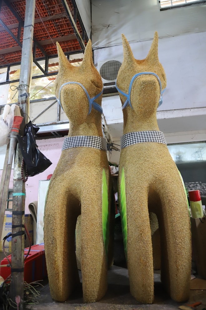 Thâu đêm chế tác linh vật ngựa khổng lồ biết cử động cho đường hoa Nguyễn Huệ 2026- Ảnh 17.