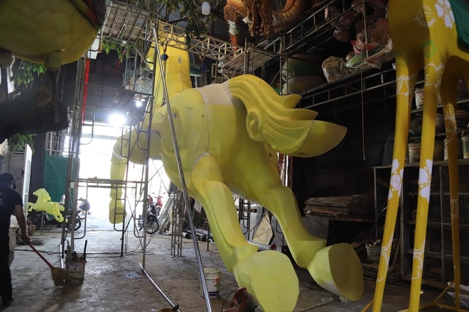 Thâu đêm chế tác linh vật ngựa khổng lồ biết cử động cho đường hoa Nguyễn Huệ 2026- Ảnh 3.