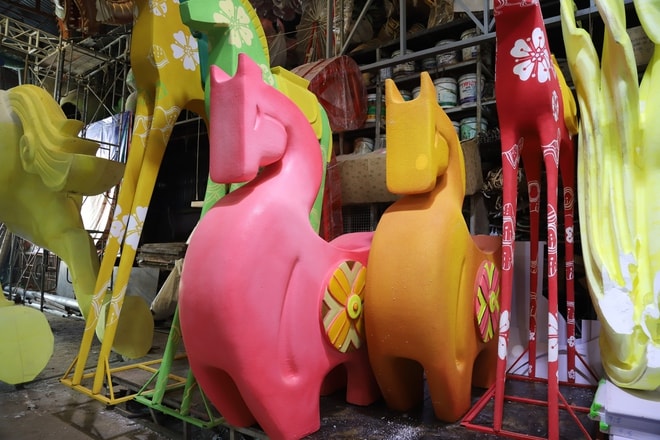 Thâu đêm chế tác linh vật ngựa khổng lồ biết cử động cho đường hoa Nguyễn Huệ 2026- Ảnh 7.