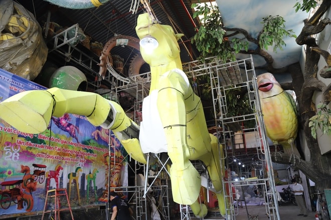 Thâu đêm chế tác linh vật ngựa khổng lồ biết cử động cho đường hoa Nguyễn Huệ 2026- Ảnh 2.