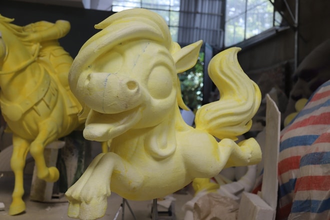 Thâu đêm chế tác linh vật ngựa khổng lồ biết cử động cho đường hoa Nguyễn Huệ 2026- Ảnh 9.