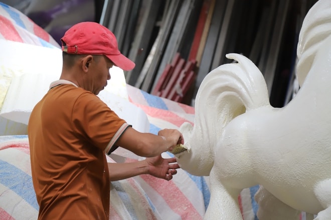 Thâu đêm chế tác linh vật ngựa khổng lồ biết cử động cho đường hoa Nguyễn Huệ 2026- Ảnh 21.