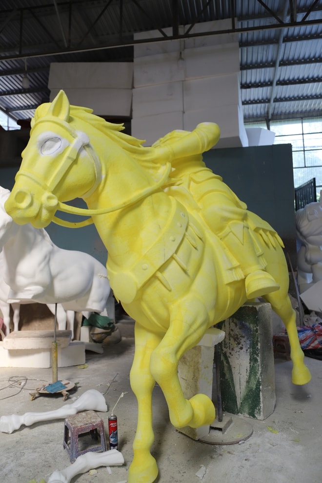 Thâu đêm chế tác linh vật ngựa khổng lồ biết cử động cho đường hoa Nguyễn Huệ 2026- Ảnh 14.