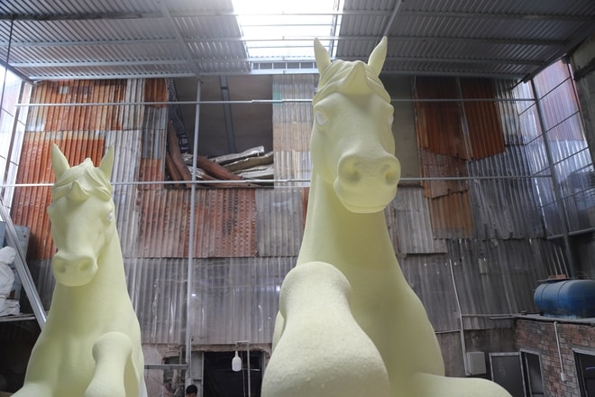 Thâu đêm chế tác linh vật ngựa khổng lồ biết cử động cho đường hoa Nguyễn Huệ 2026- Ảnh 10.