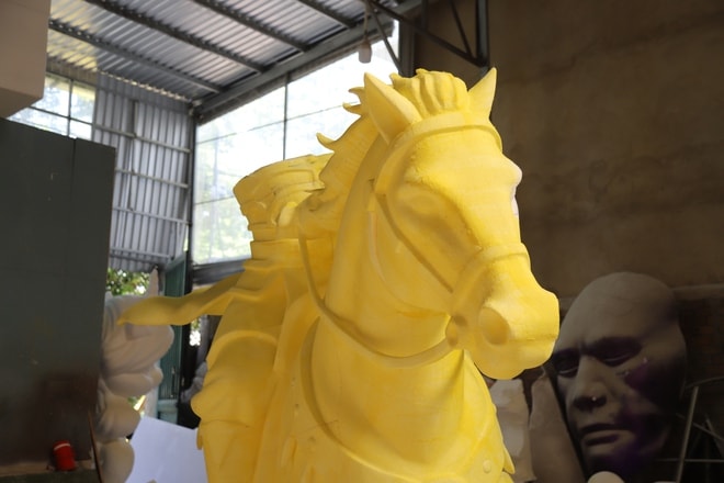 Thâu đêm chế tác linh vật ngựa khổng lồ biết cử động cho đường hoa Nguyễn Huệ 2026- Ảnh 15.