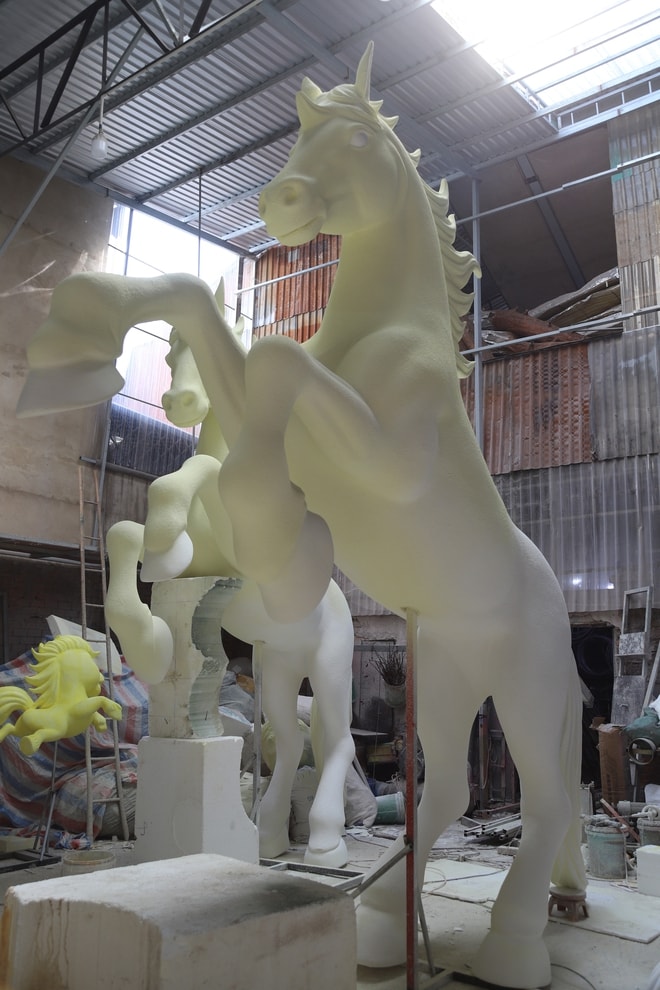 Thâu đêm chế tác linh vật ngựa khổng lồ biết cử động cho đường hoa Nguyễn Huệ 2026- Ảnh 12.