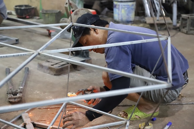 Thâu đêm chế tác linh vật ngựa khổng lồ biết cử động cho đường hoa Nguyễn Huệ 2026- Ảnh 22.