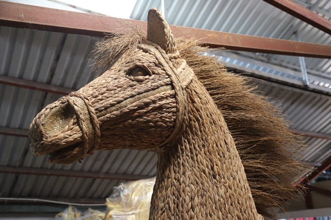 Thâu đêm chế tác linh vật ngựa khổng lồ biết cử động cho đường hoa Nguyễn Huệ 2026- Ảnh 13.