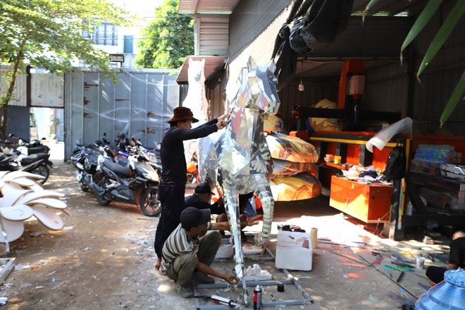 Thâu đêm chế tác linh vật ngựa khổng lồ biết cử động cho đường hoa Nguyễn Huệ 2026- Ảnh 25.