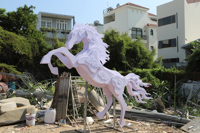 Thâu đêm chế tác linh vật ngựa khổng lồ biết cử động cho đường hoa Nguyễn Huệ 2026- Ảnh 24.