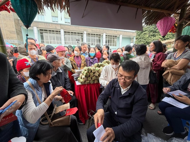 Người bệnh ở Bệnh viện K được 'tiếp sức' hơn 3.000 phần quà tại 'Hội chợ 0 đồng' - Ảnh 4.