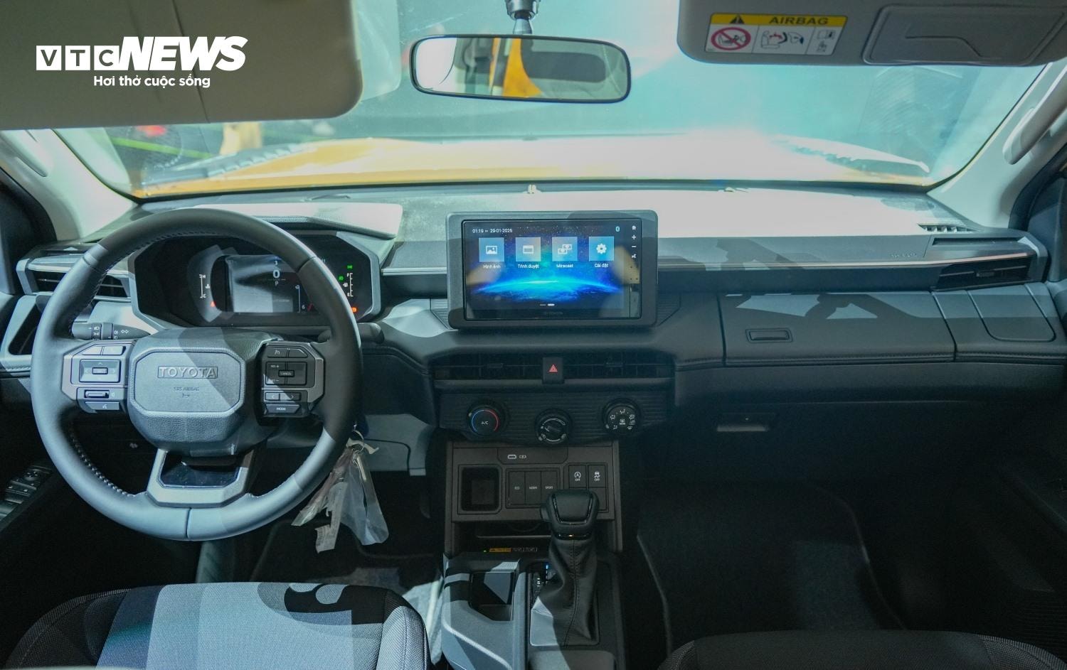 Toyota Hilux lột xác, tạo sức ép tới 'vua bán tải' Ranger bằng chiến lược giá - 4