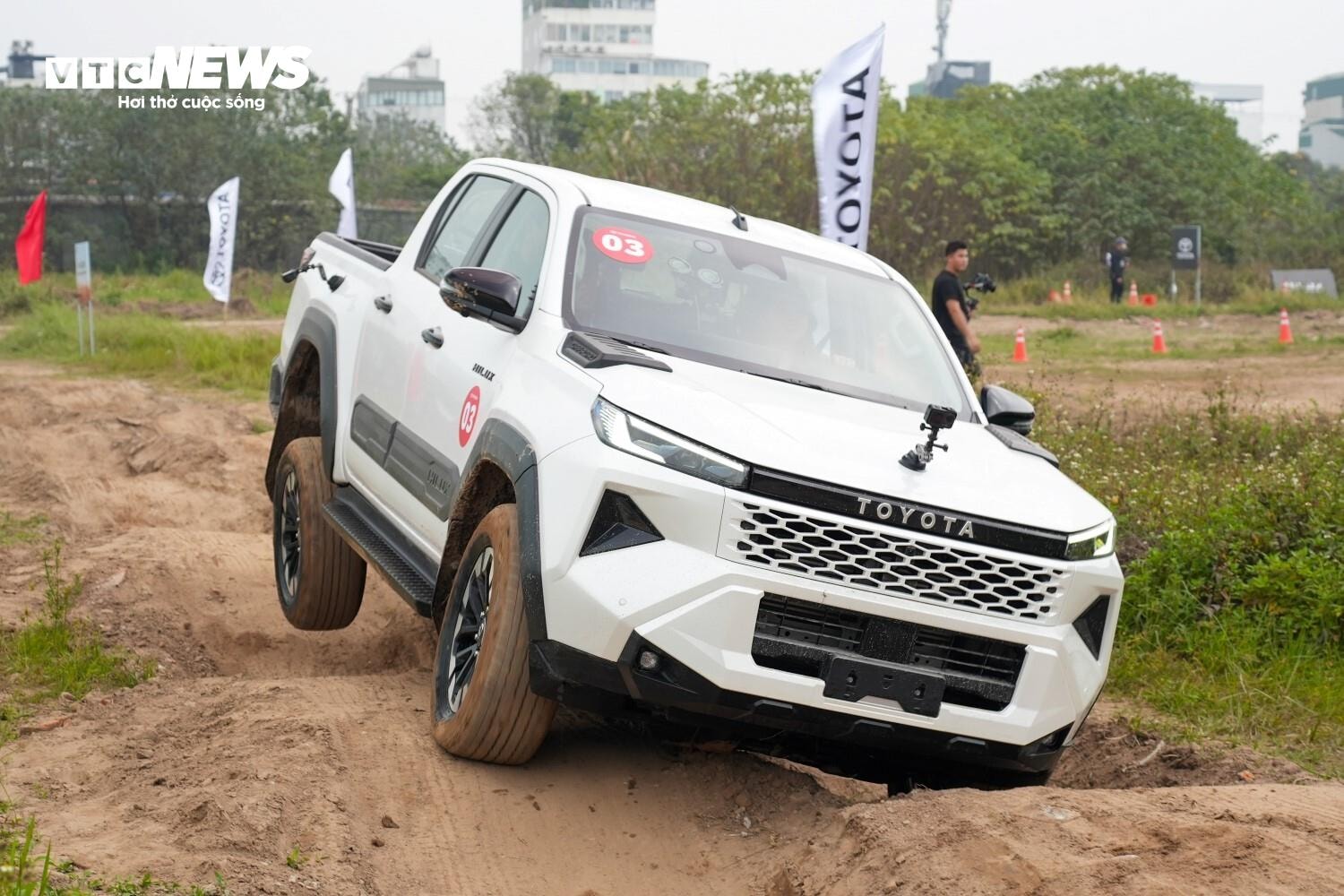 Toyota Hilux bản Trailhunter vượt qua thử thách địa hình với những hố sâu tới 1,2 mét. (Ảnh: Hùng Cường)