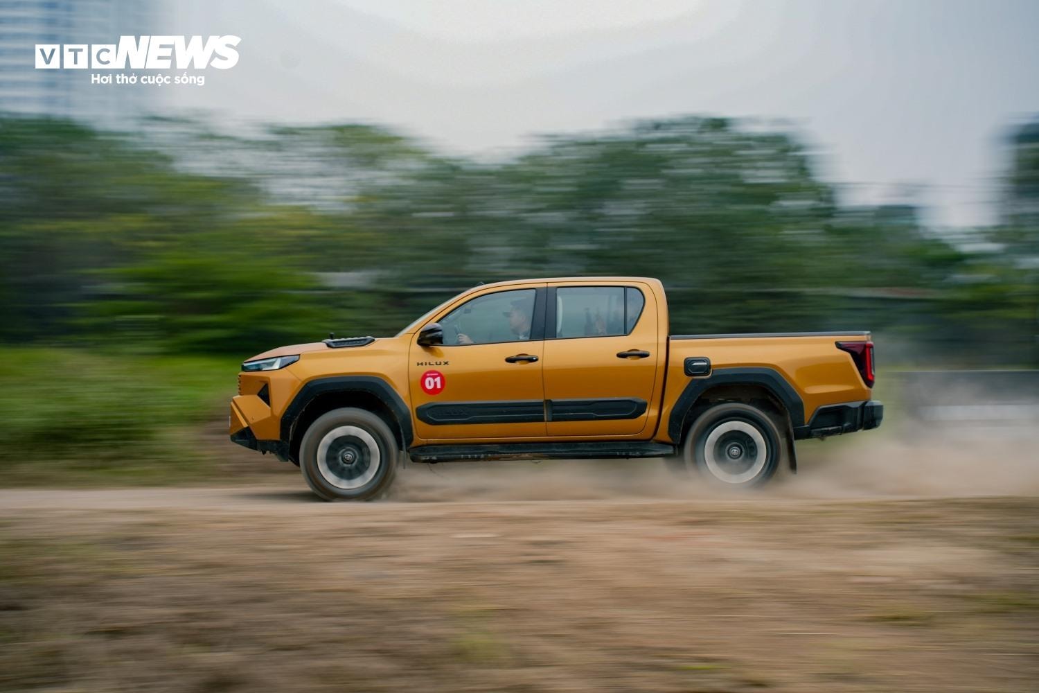 Với những nâng cấp rõ rệt về thiết kế, động cơ và công nghệ, Toyota Hilux mới được đánh giá là một trong những đối thủ tạo sức ép cạnh tranh lớn ngay từ đầu năm 2026.