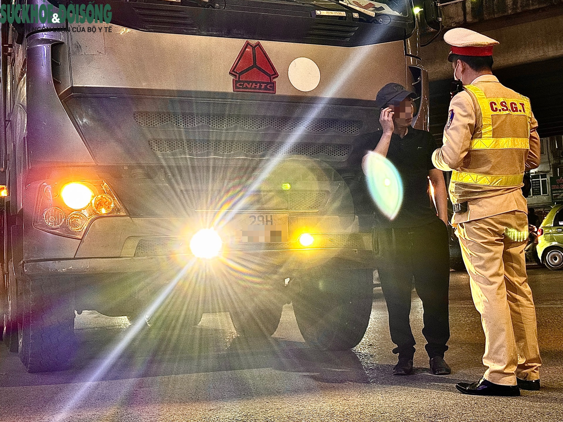 Đứng trước xe tự tay mình lắp thêm đèn chiếu sáng, tài xế thừa nhận 'có chói'- Ảnh 4.