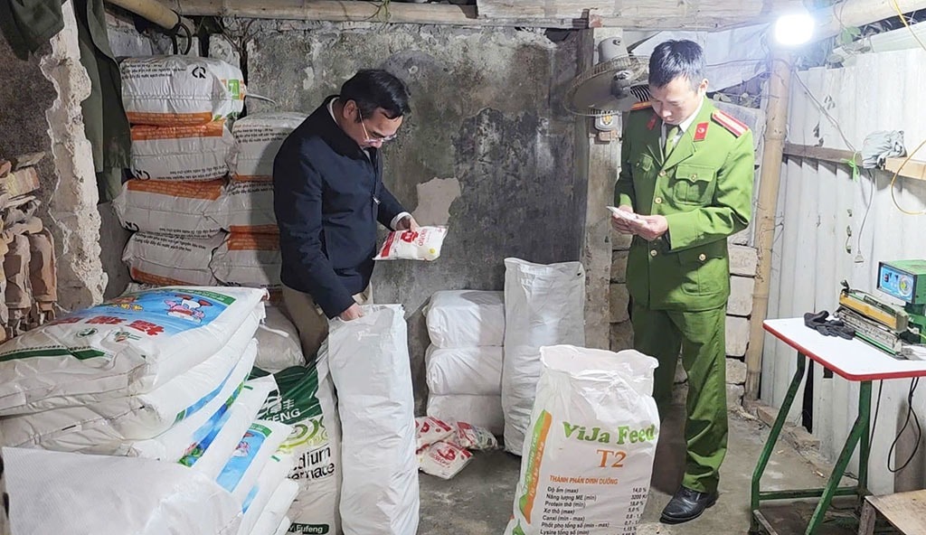 Gã đàn ông ở Hưng Yên sản xuất hơn 1.000 gói mì chính giả- Ảnh 1.